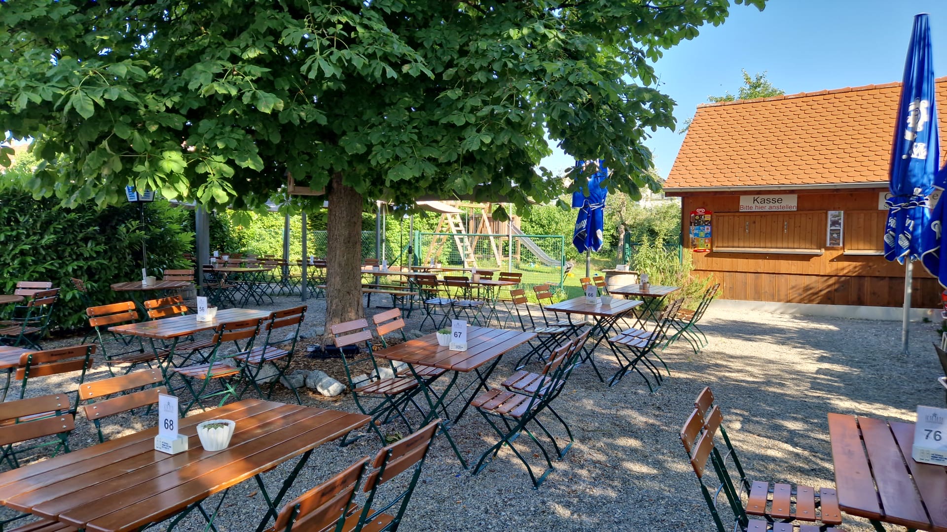 Biergarten unter alten Kastanien